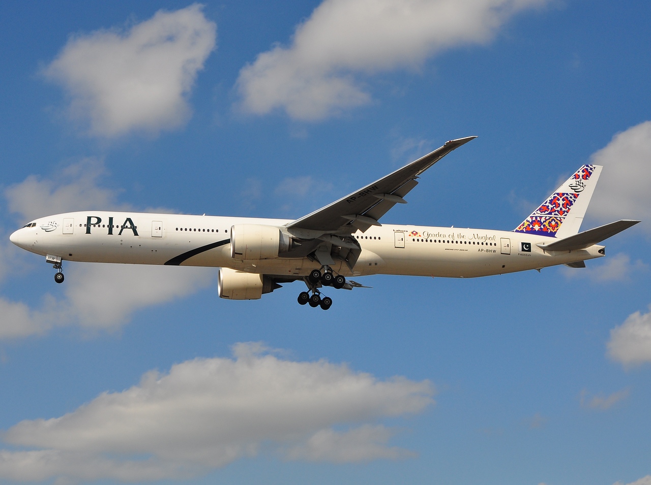 AP-BHW - 777-340(ER) - PIA Pakistan International Airlines - LHR - 27-08-2009