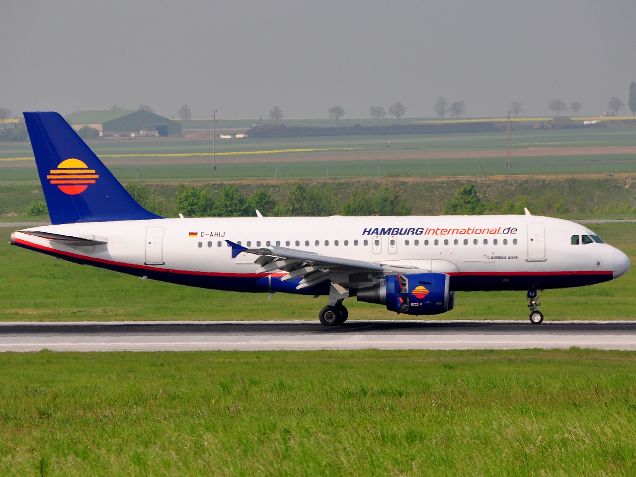 D-AHIJ - A319-112 - Hamburg International Airlines - VIE - 24-04-2009