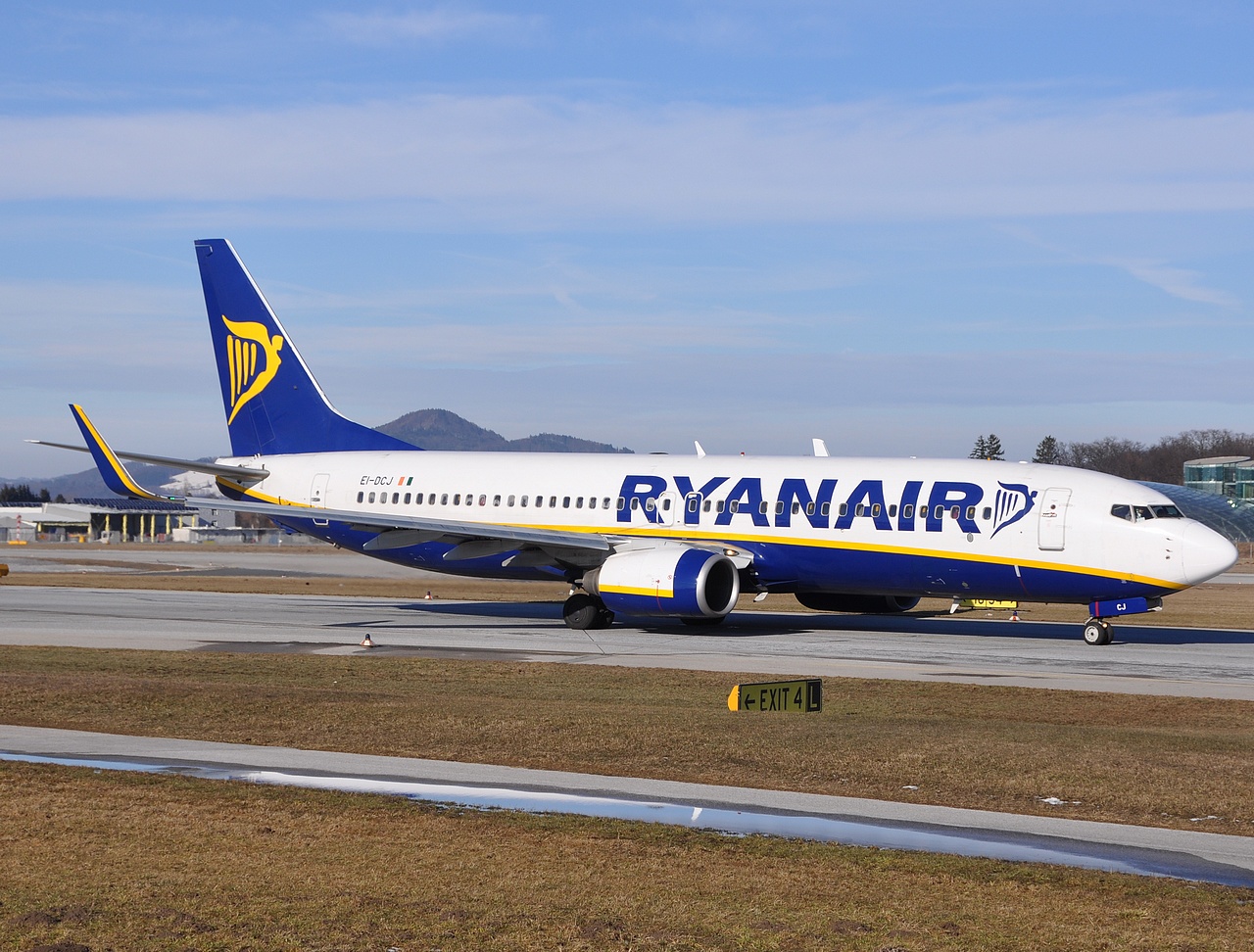 EI-DCJ - 737-8AS(WL) - Ryanair - SZG - 28-02-2009b