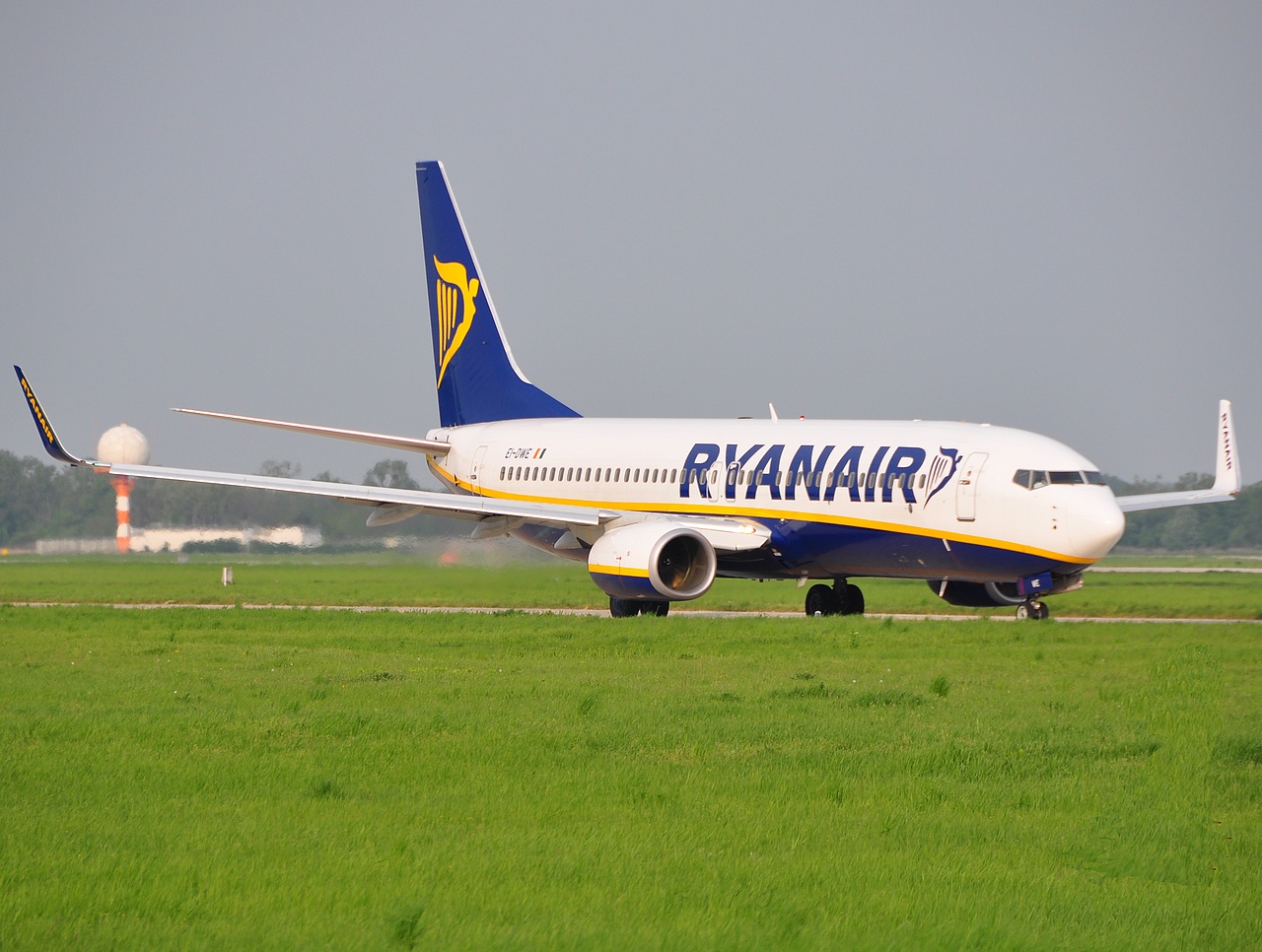 EI-DWE - 737-8AS(WL) - Ryanair - BTS - 24-04-2009