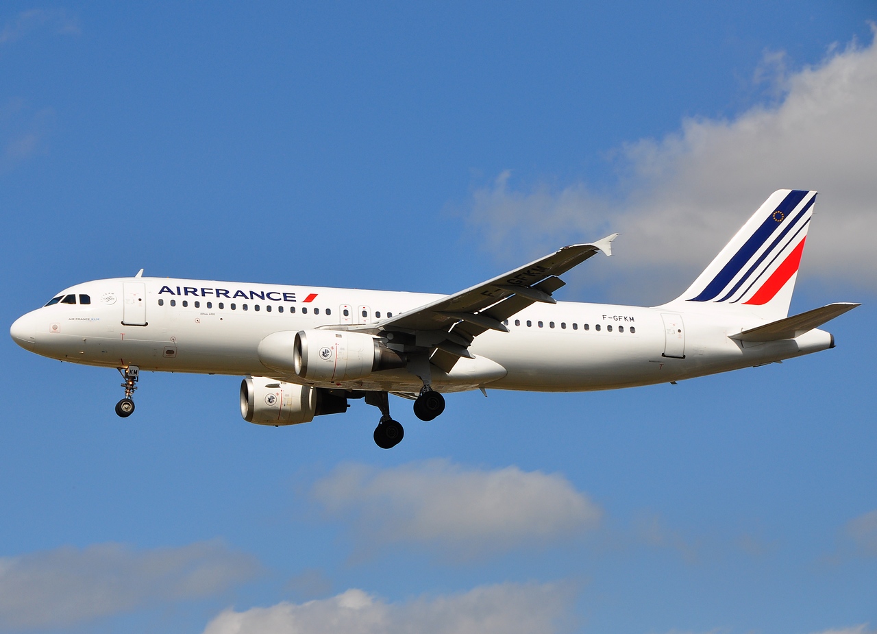 F-GFKM - A320-211 - Air France - LHR - 27-08-2009