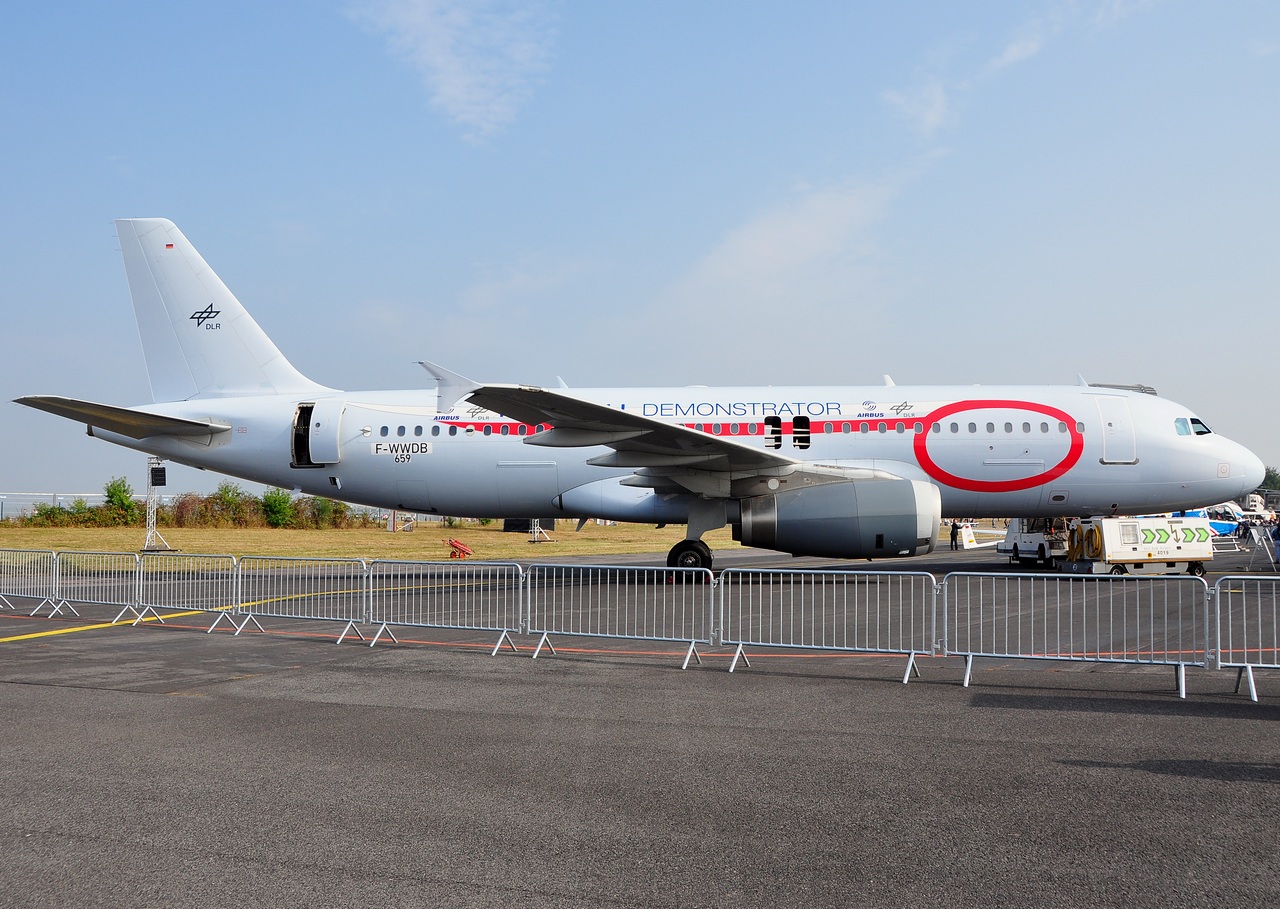 F-WWDB - A320-232 - DLR Flugbetriebe - CGN - 20-09-2009