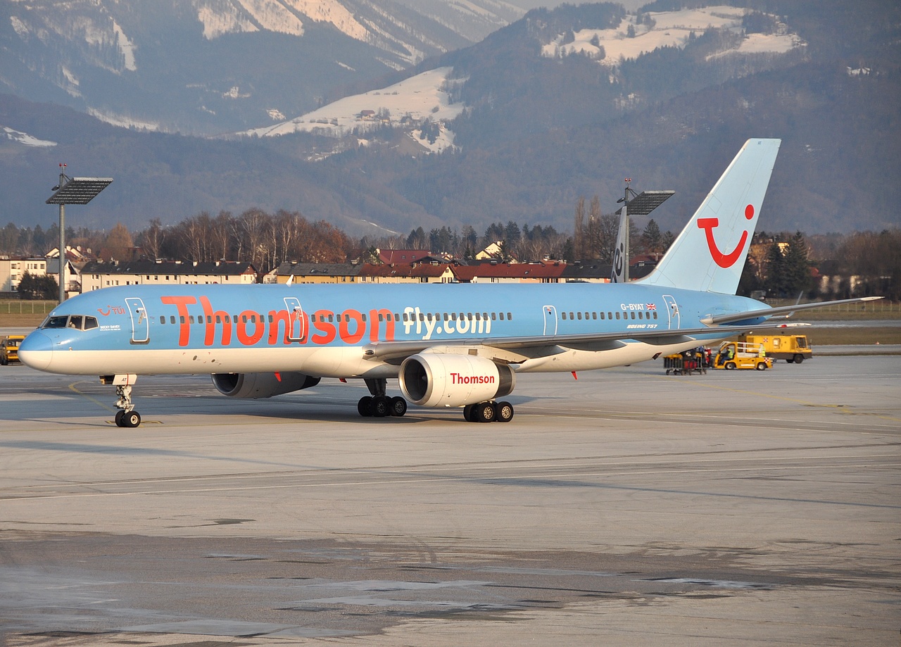 G-BYAT - 757-204 - Thomson Airways - SZG - 21-03-2009