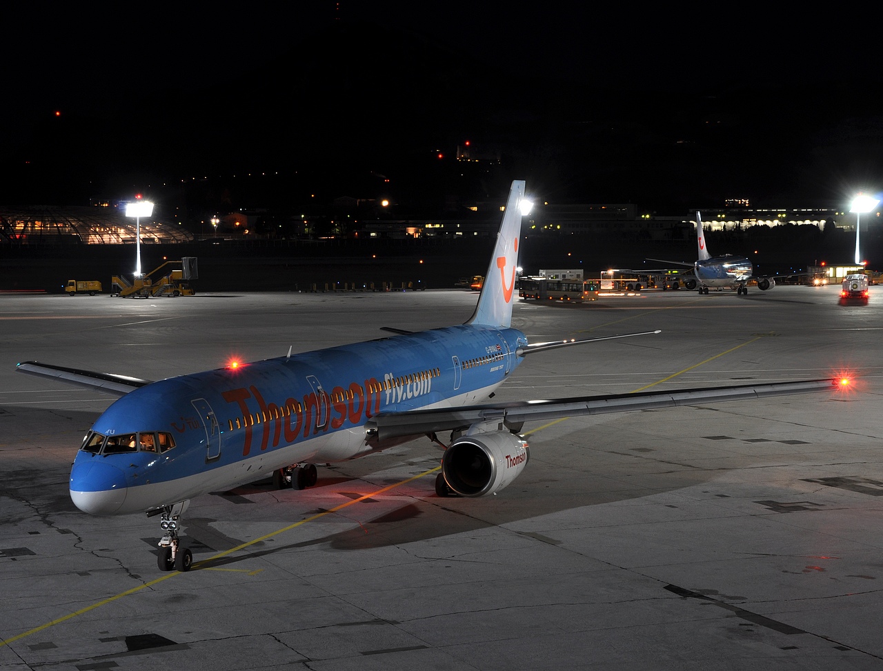 G-BYAU - 757-204 - Thomsonfly - SZG - 28-02-2009
