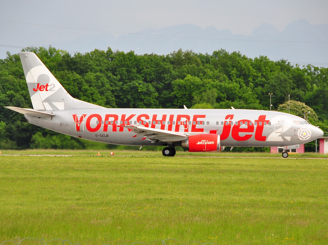 G-CELB - 737-377 - Jet2 - GVA - 12-05-2009b
