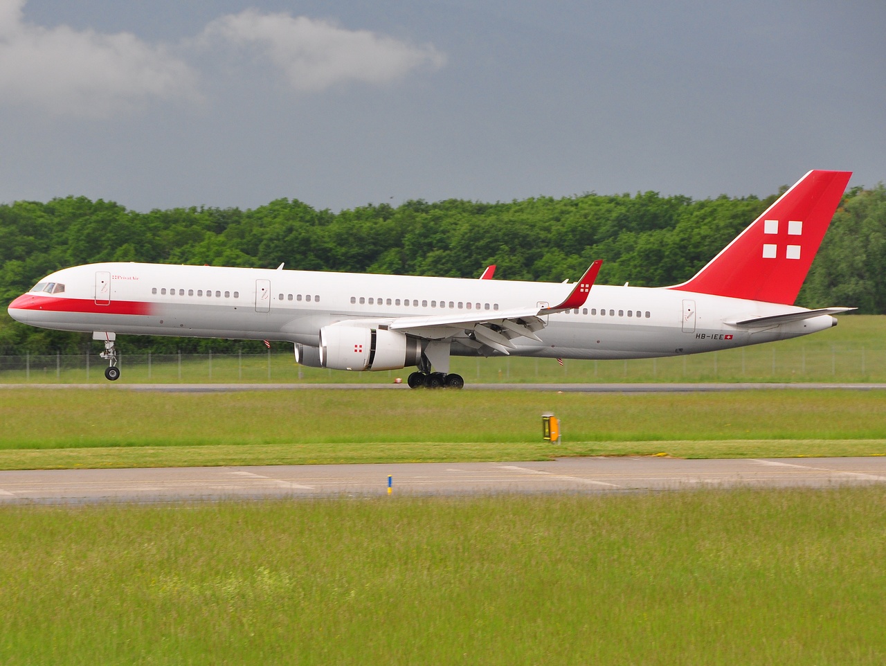 HB-IEE - 757-23A(WL) - PrivatAir - GVA - 12-05-2009