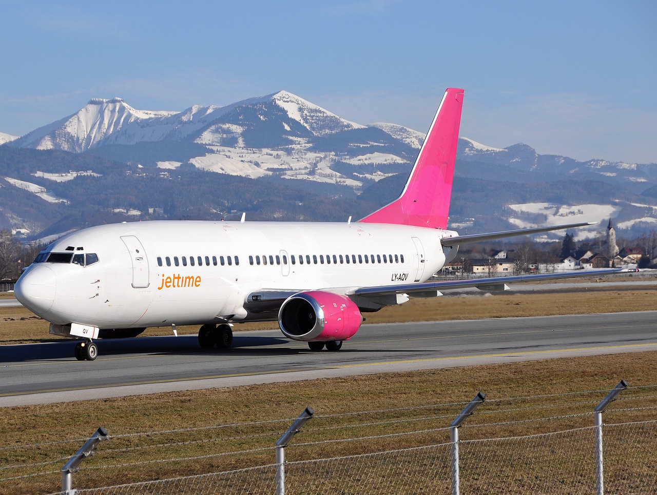 LY-AQV - 737-35B - JetTime - SZG - 28-02-2009b