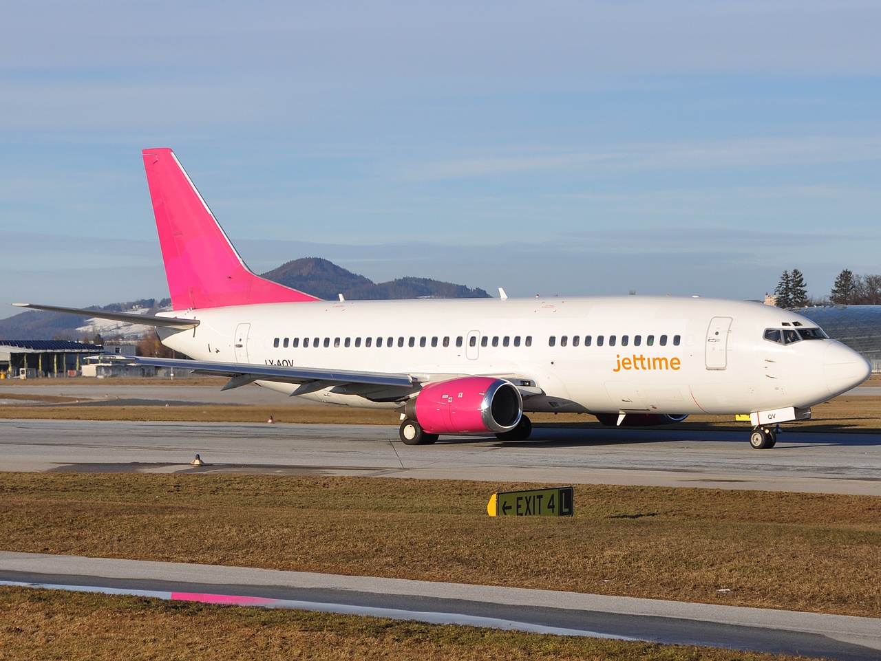 LY-AQV - 737-35B - JetTime - SZG - 28-02-2009c