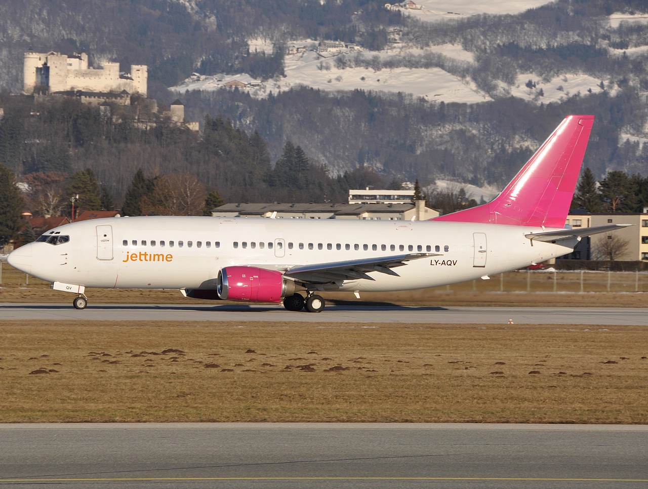 LY-AQV - 737-35B - JetTime - SZG - 28-02-2009d
