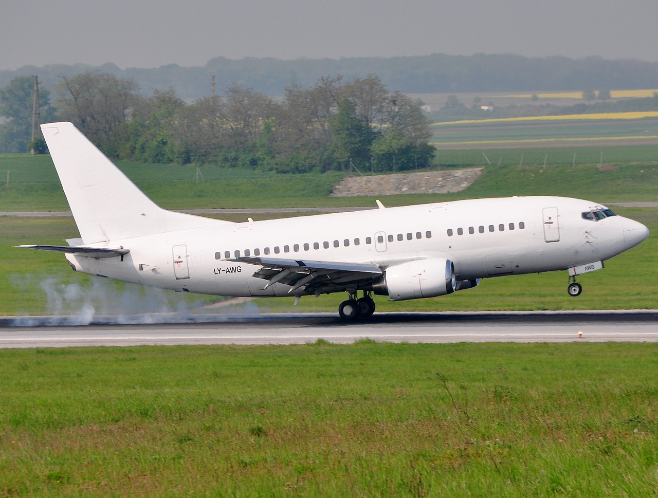 LY-AWG - 737-522 - SkyEurope Airlines - VIE - 24-04-2009