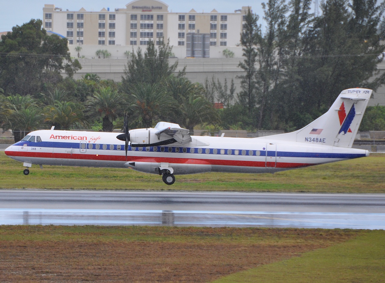 N348AE - ATR 72-212 - American Eagle - MIA - 19-05-2009
