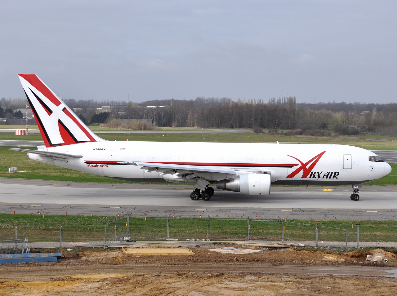 N740AX - 767-232 - ABX Air - LGG - 15-03-2009b