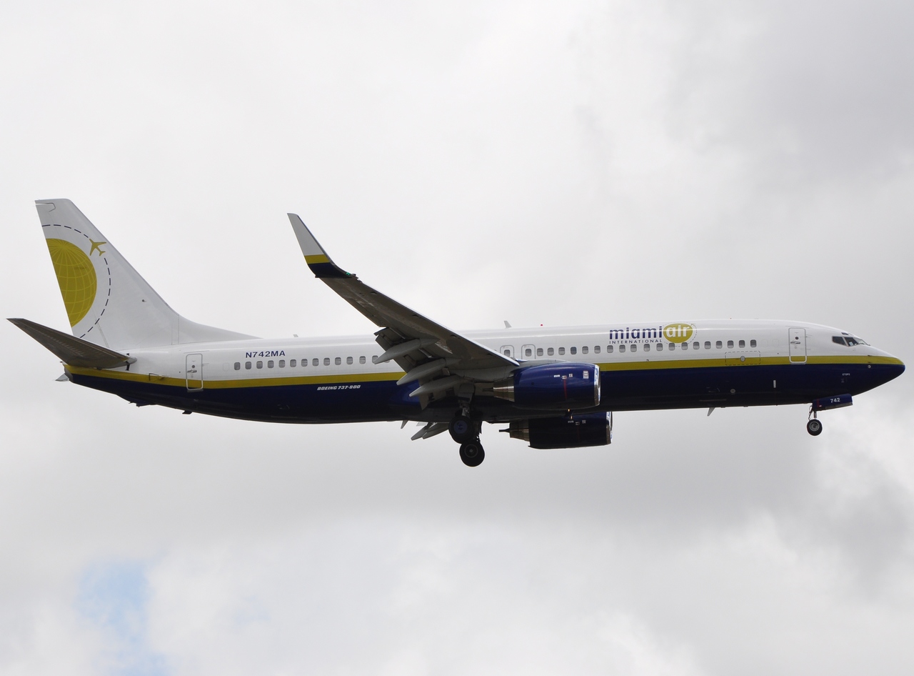 N742MA - 737-83N(WL) - Miami Air International - MIA - 16-05-2009b