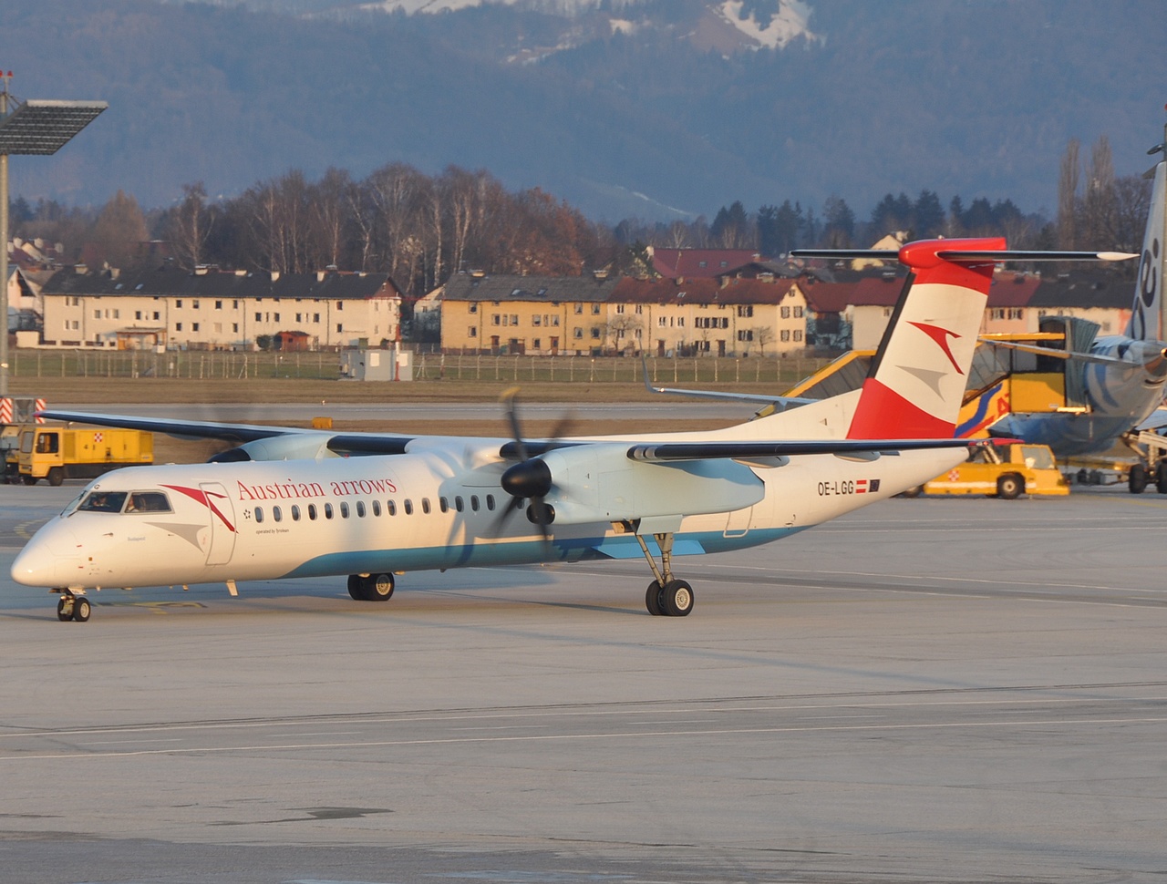 OE-LGG - DHC-8-402 - Austrian Arrows - SZG - 21-03-2009