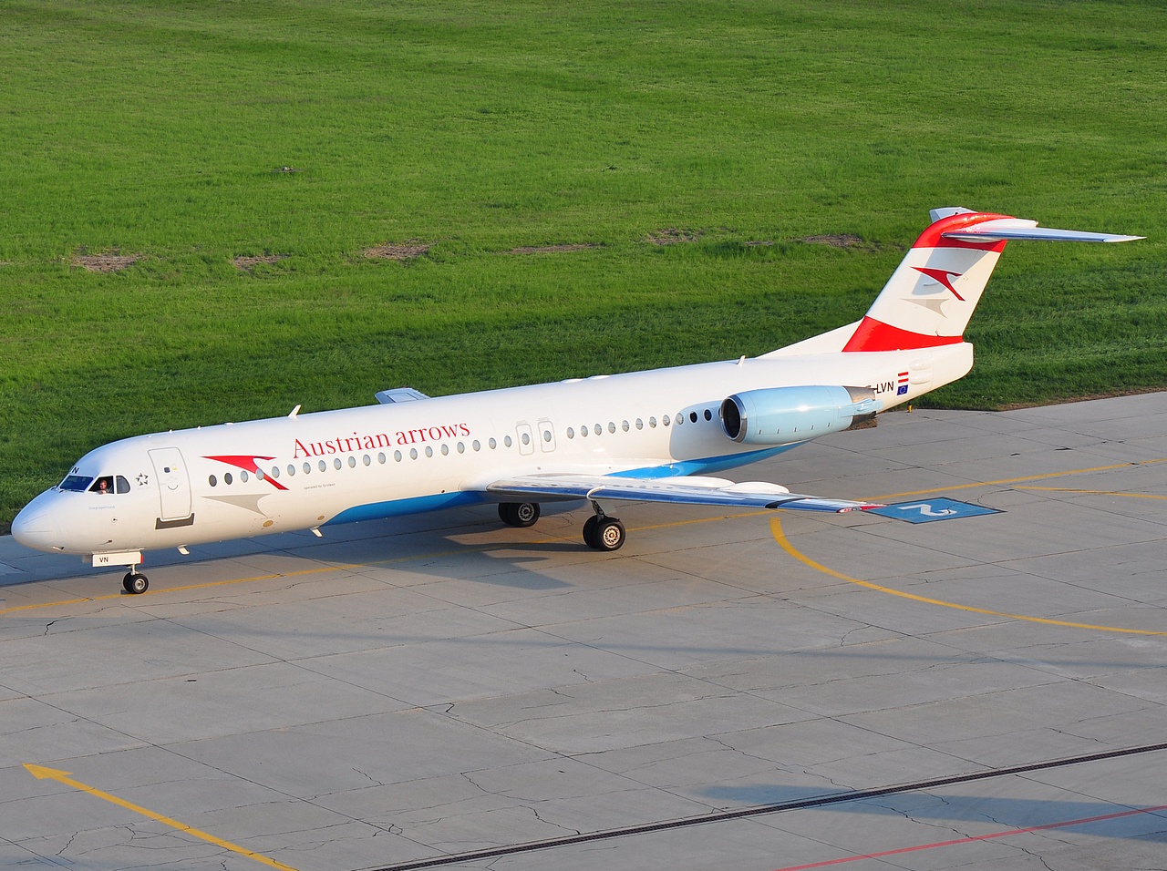 OE-LVN - Fokker 100 - Austrian Arrows - BTS - 24-04-2009
