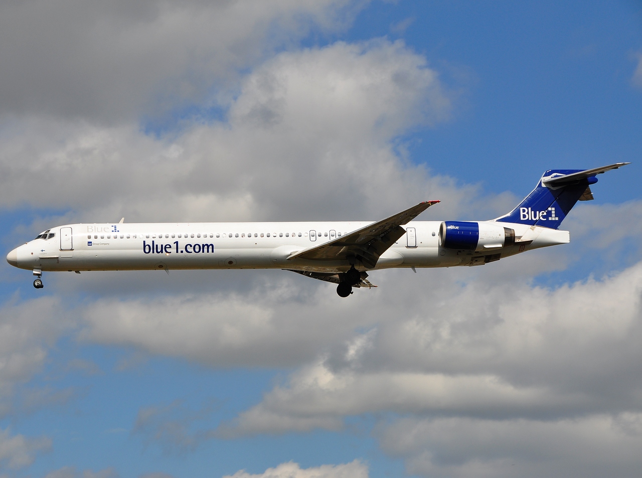 OH-BLC - MD-90-30 - Blue 1 - LHR - 27-08-2009