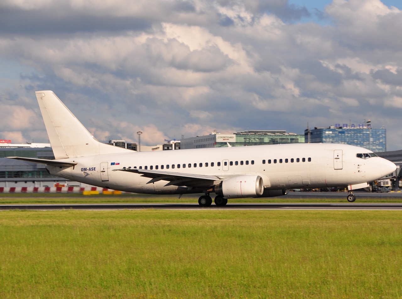 OM-ASE - 737-306 - Air Slovakia - PRG - 09-06-2009b