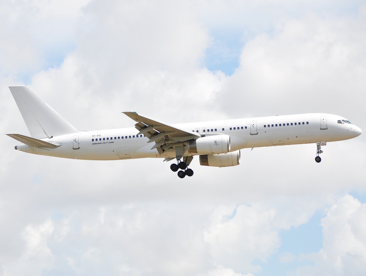 TF-FII - 757-208 - Icelandair - MIA - 18-05-2009