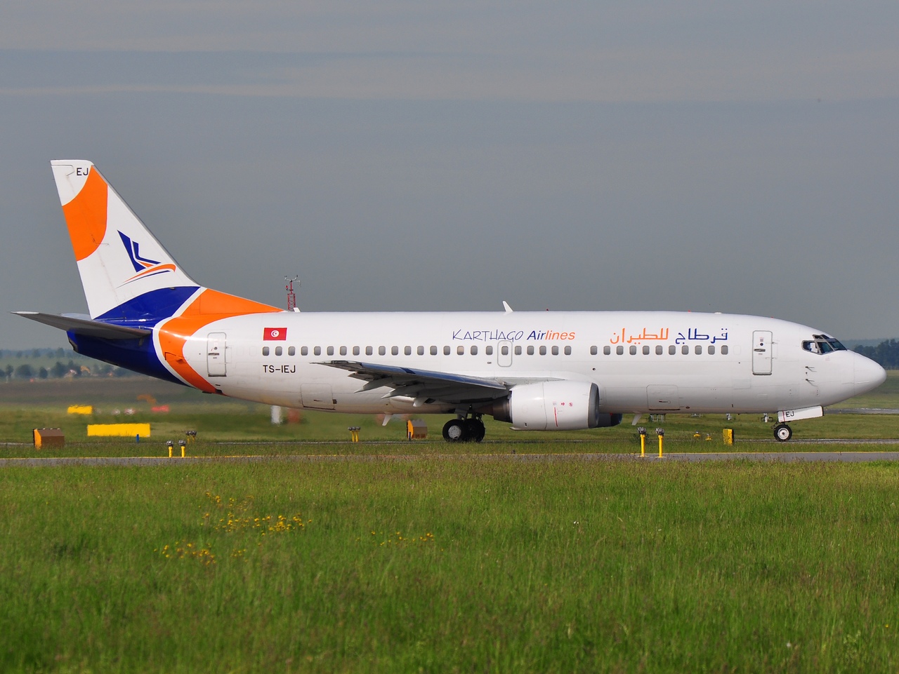 TS-IEJ - 737-322 - Karthago Airlines - PRG - 09-06-2009b