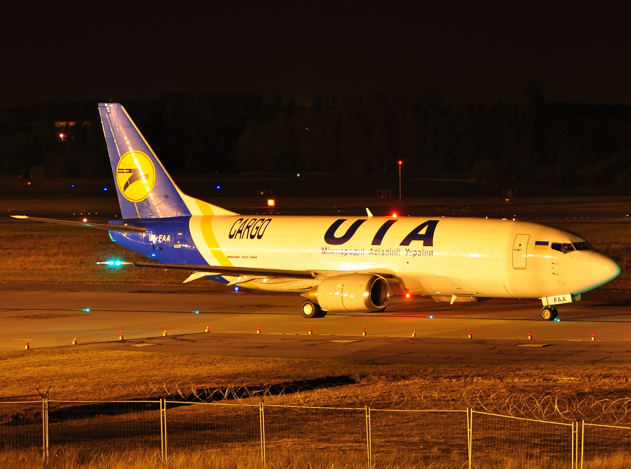 UR-FAA - 737-3Y0 - Ukraine International Airlines - LGG - 02-10-2009