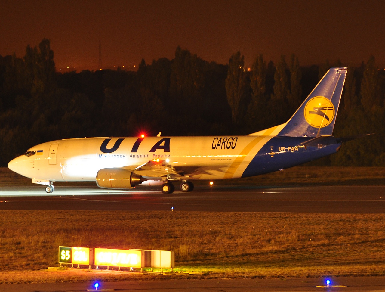 UR-FAA - 737-3Y0 - Ukraine International Airlines - LGG - 02-10-2009b