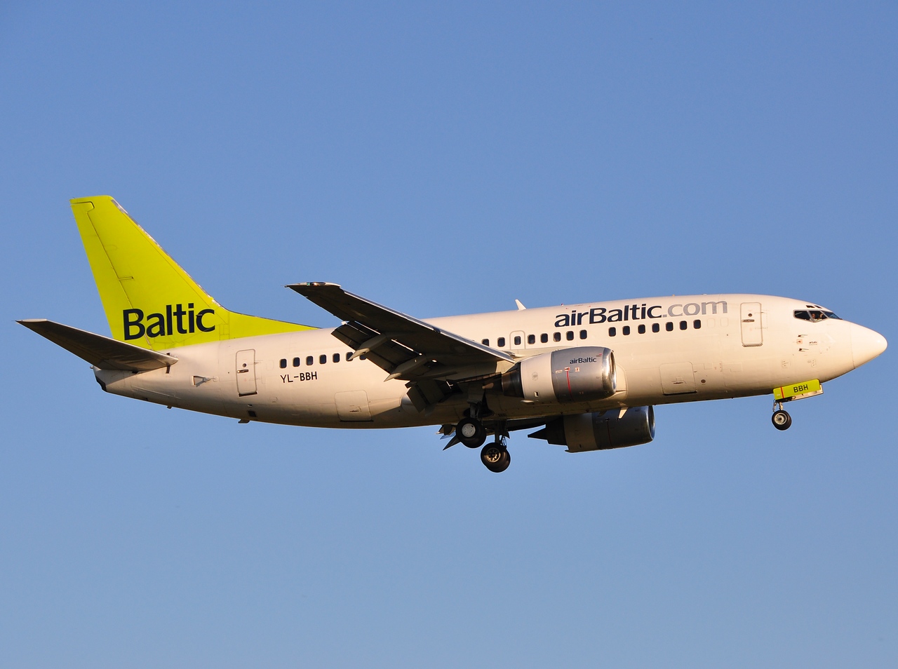 YL-BBH - 737-548(WL) - Air Baltic - BRU - 04-08-2009