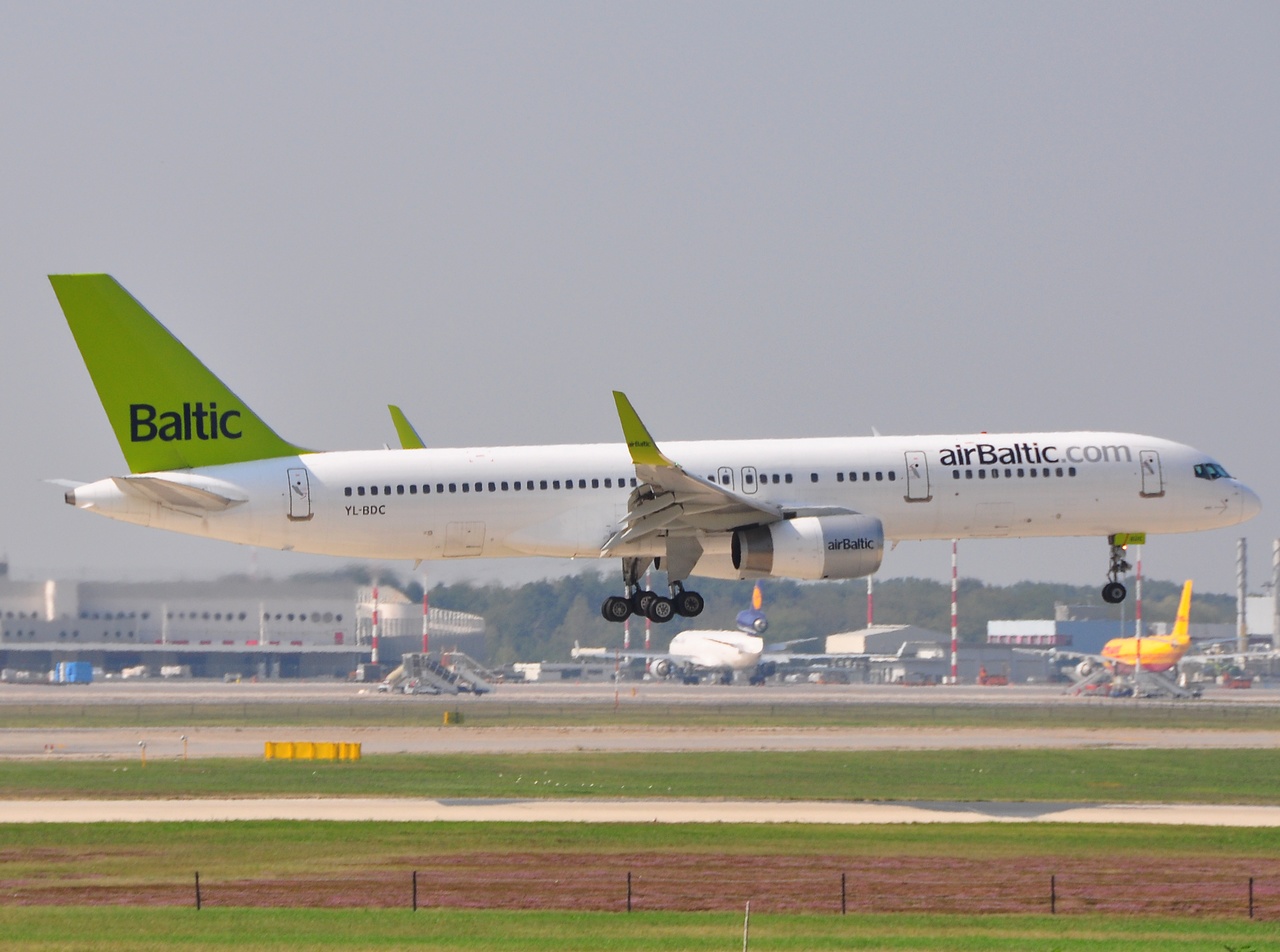 YL-BDC - 757-256(WL) - Air Baltic - MXP - 23-09-2009