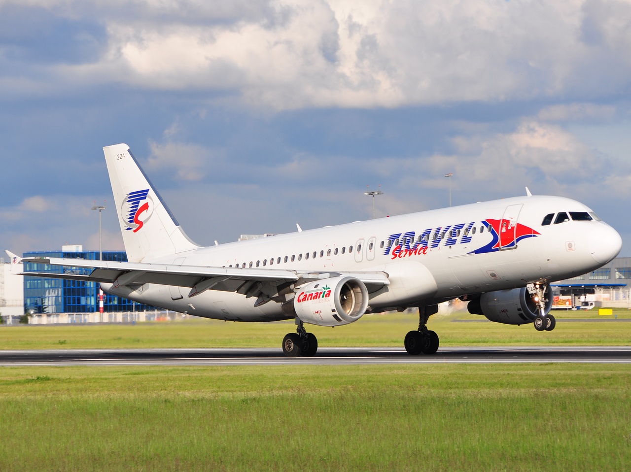 YL-LCE - A320-211 - Travel Service - PRG - 09-06-2009