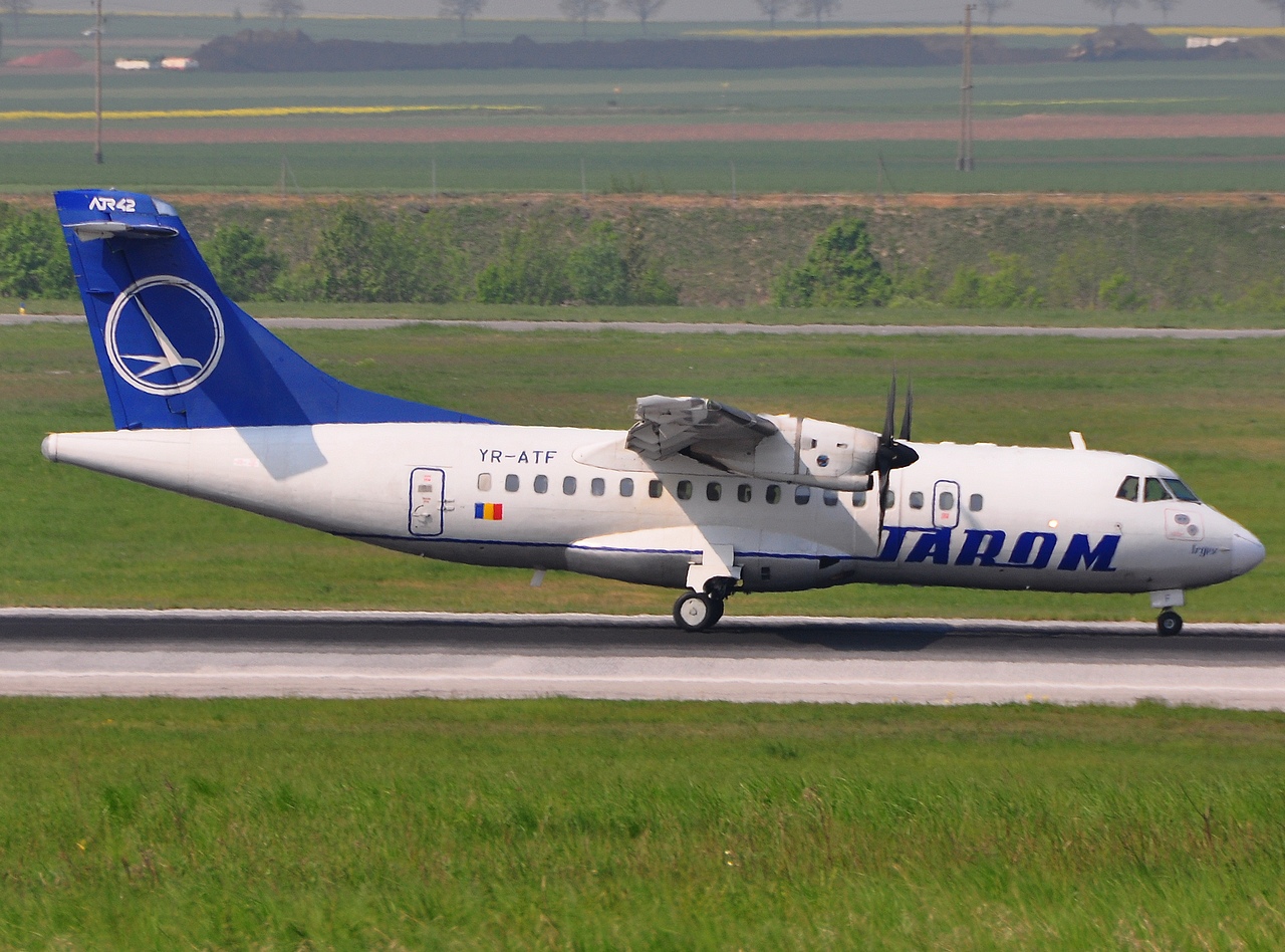 YR-ATF - ATR 42-500 - Tarom - VIE - 24-04-2009