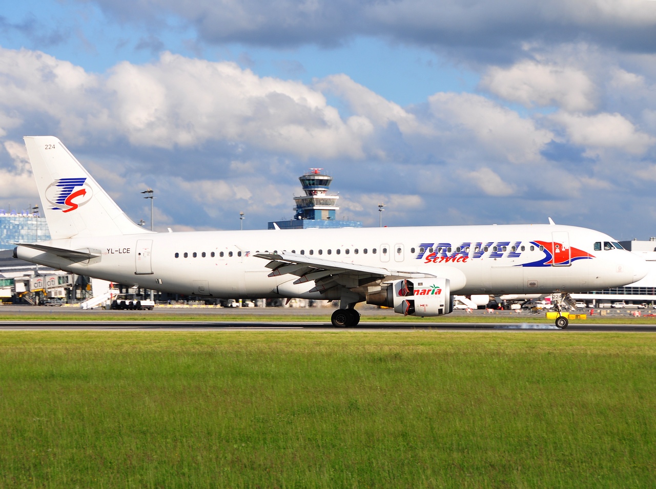 YY-LCE - A320-214 - Travel Service - PRG - 09-06-2009b