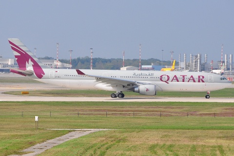 A7-AEJ - A330-302 - Qatar Airways - MXP - 22-09-2009
