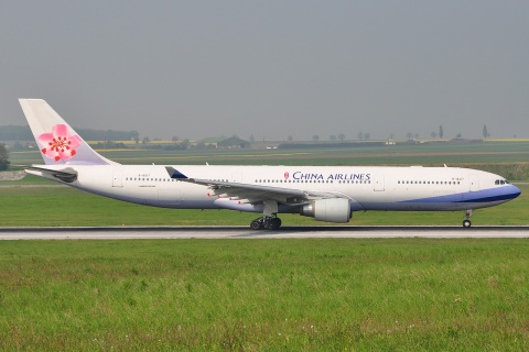 B-18317 - A330-302 - China Airlines - VIE - 24-04-2009