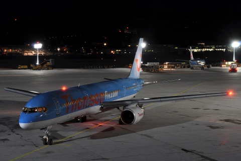 G-BYAU - 757-204 - Thomsonfly - SZG - 28-02-2009