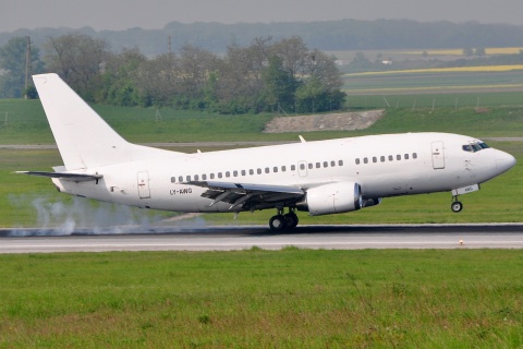 LY-AWG - 737-522 - SkyEurope Airlines - VIE - 24-04-2009