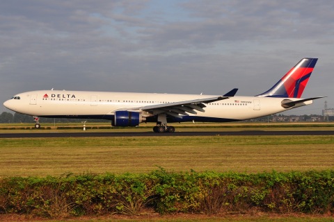 N802NW - A330-323 - Delta Air Lines - AMS - 18-08-2009b