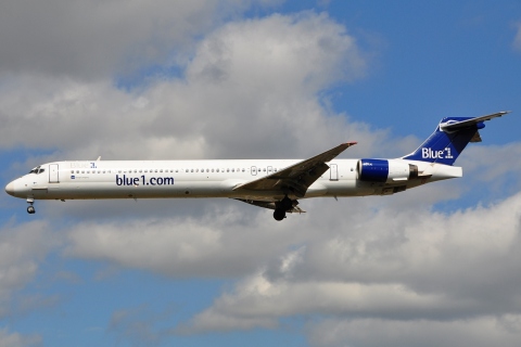 OH-BLC - MD-90-30 - Blue 1 - LHR - 27-08-2009