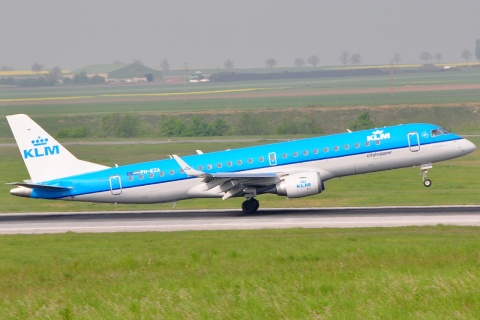 PH-EZA - ERJ-190STD (ERJ-190-100) - KLM Cityhopper - VIE - 24-04-2009