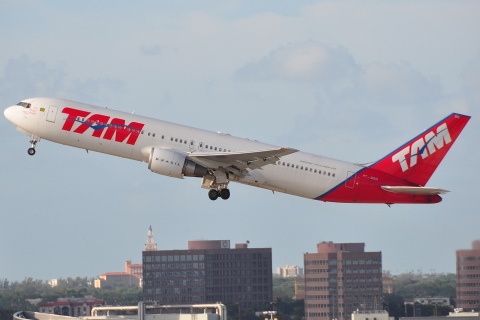 PT-MSR - 767-33A(ER) - TAM Linhas Aereas - MIA - 16-05-2009