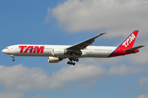 PT-MUA - 777-32W(ER) - TAM Linhas Aereas - LHR - 27-08-2009