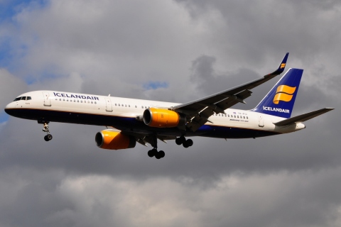 TF-FIV - 757-208(WL) - Icelandair - LHR - 27-08-2009