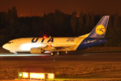 UR-FAA - 737-3Y0 - Ukraine International Airlines - LGG - 02-10-2009b