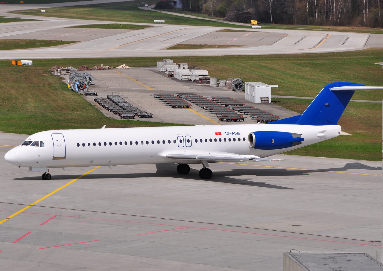 4O-AOM - Fokker 100 - Montenegro Airlines - ZRH - 11-04-2010