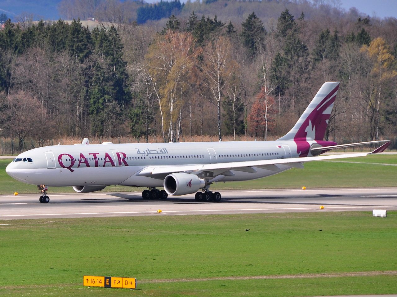 A7-AEG - A330-302 - Qatar Airways - ZRH - 11-04-2010c