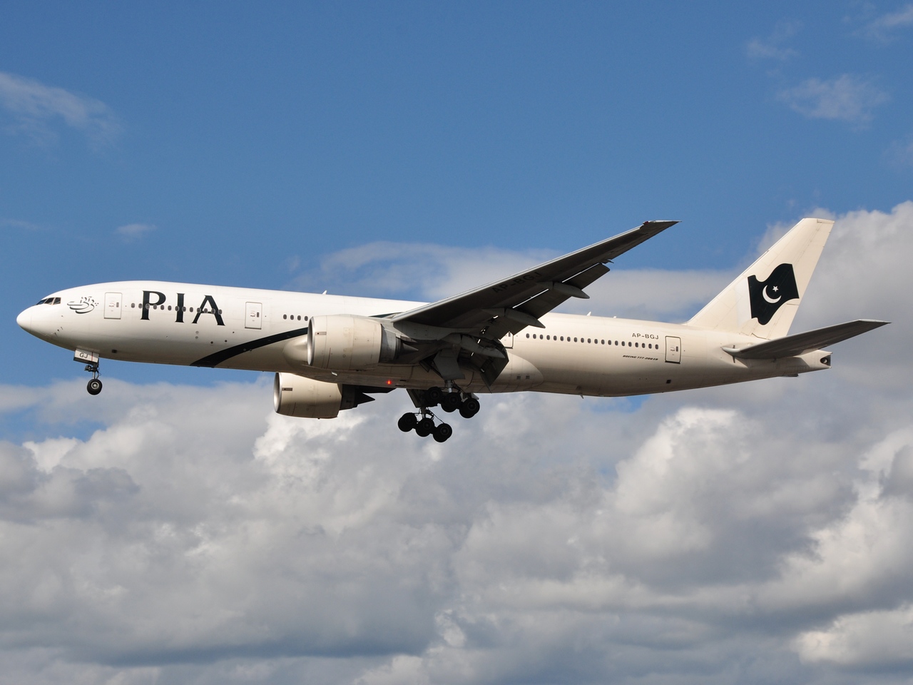 AP-BGJ - 777-240(ER) - PIA Pakistan International Airlines - LHR - 28-08-2010