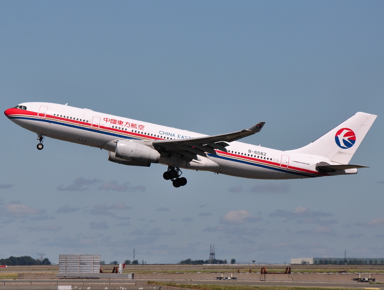 B-6082 - A330-243 - China Eastern Airlines - CDG - 21-08-2010