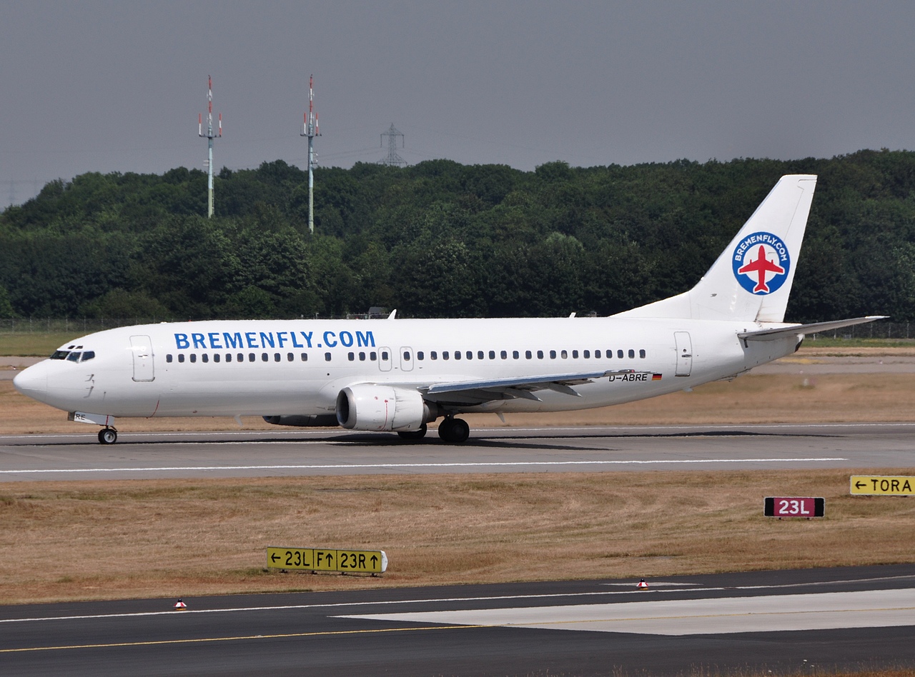 D-ABRE - 737-46J - Bremenfly - DUS - 10-07-2010b