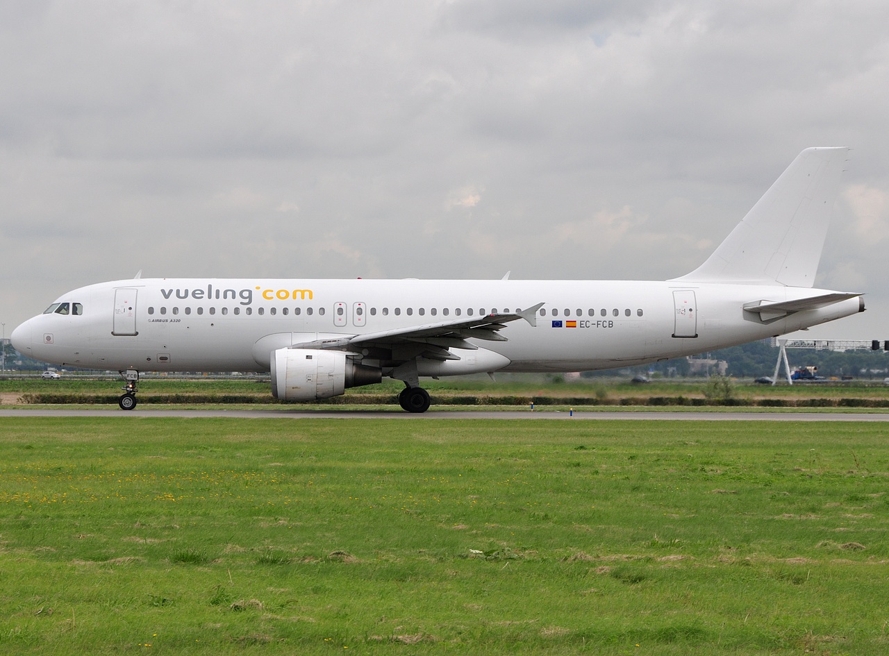 EC-FCB - A320-211 - Vueling - AMS - 03-09-2010