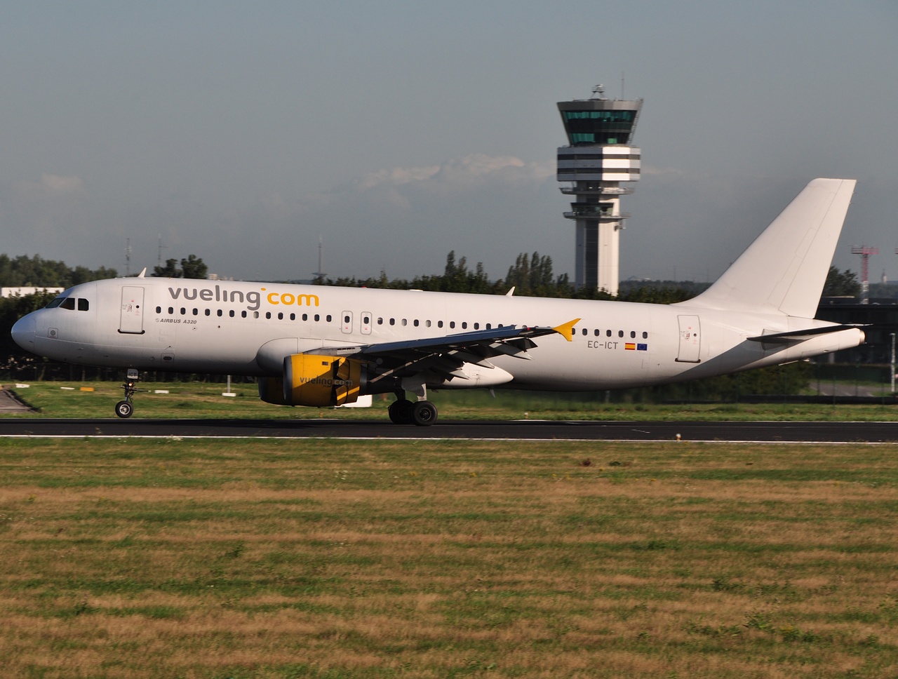 EC-ICT - A320-211 - Vueling - BRU - 24-08-2010