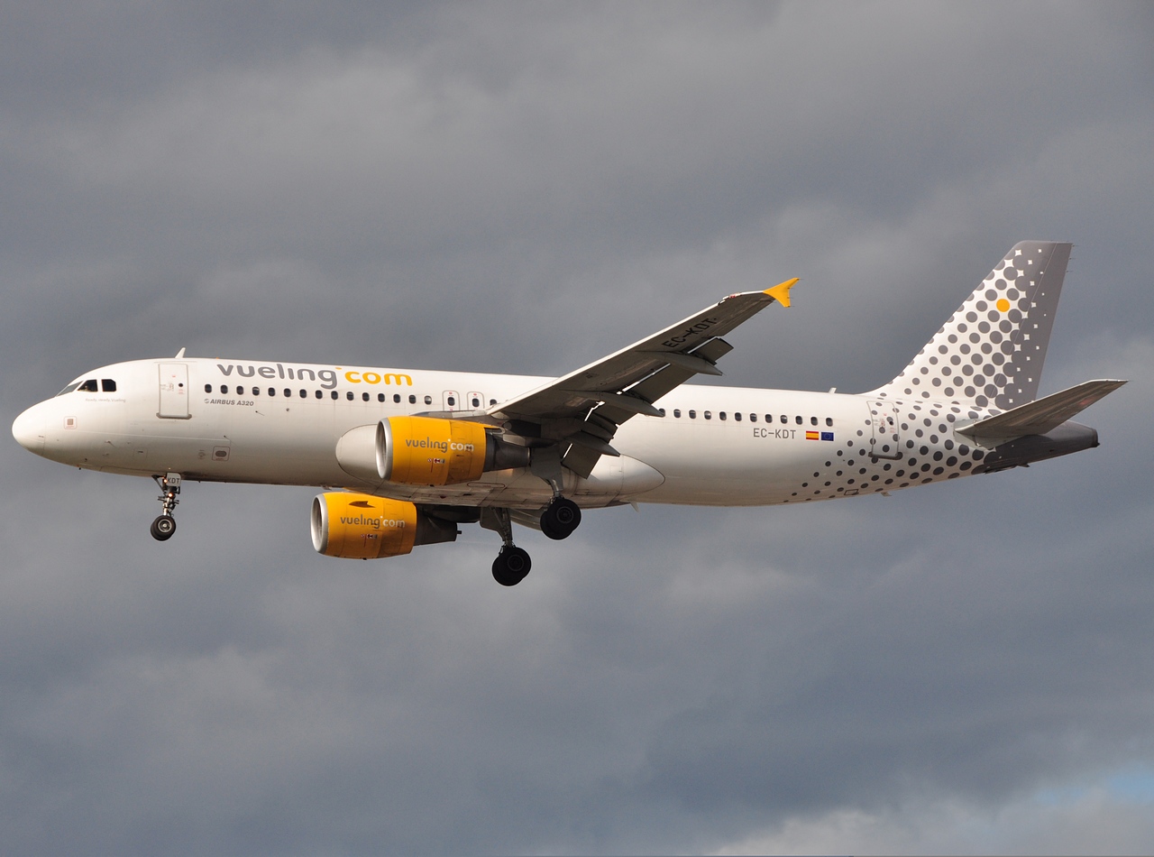 EC-KDT - A320-216 - Vueling - LHR - 28-08-2010