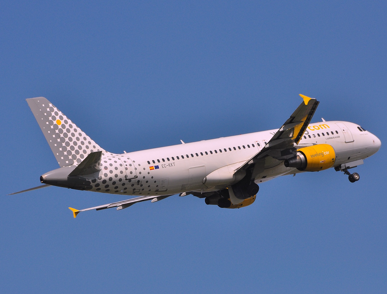 EC-KKT - A320-214 - Vueling - BRU - 23-04-2010